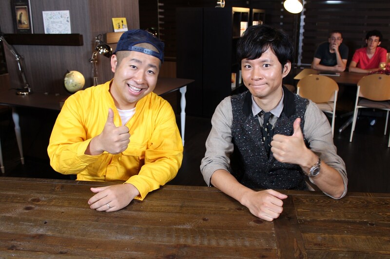 「コレ考えた人、天才じゃね!? ～今すぐ役立つ生活の知恵、集めました～」でMCを務める（左から）ハライチ澤部、アンジャッシュ渡部。(c)テレビ東京