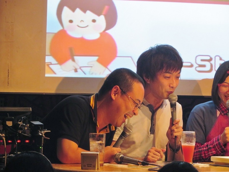 高佐（右）が発案した「バッファロー吾郎A-nation」に大喜びのA（左）。