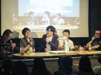 かつて、A、せきしろ、ハリウッドザコシショウが、満員電車にギュウギュウ詰めになっているのを見かけたときの様子を語る鬼ヶ島おおかわら（中央）。