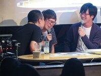 おおかわらの提案で、ほっぺのにおいをAに嗅がれる飛永。