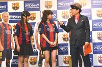 ペナルティ・ヒデ（右）とGALETTeのメンバー。