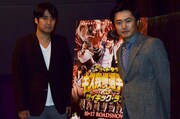 映画「ゴッドタン キス我慢選手権 THE MOVIE2 サイキック・ラブ」の舞台挨拶に登壇した劇団ひとり（右）、佐久間宣行監督（左）。