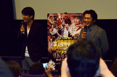 舞台挨拶のワンシーン。Twitterなどでの口コミを条件に客席からの撮影が許可された。