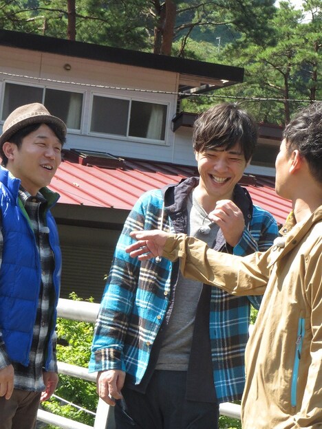 先輩・ヒデより、後輩・たけだバーベキューの腕前を評価する井本。