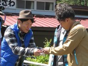 LOGOSの宣伝部長に就任しさっそく名刺を渡すヒデ。