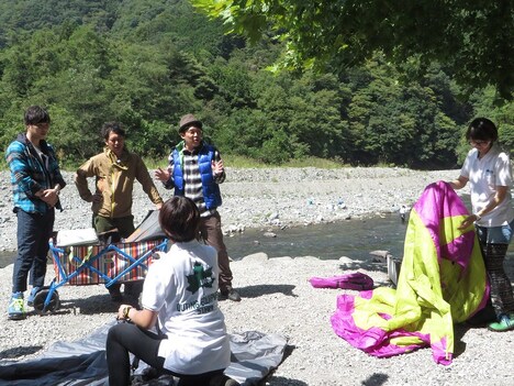 ヒデの仲間たちがテント設営のお手本披露。