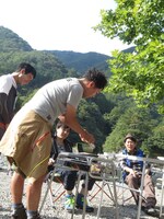 魚に塩をふる井本。