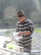 キャンプでローストビーフ作りを披露するヒデ。