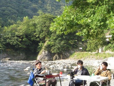 「O・A・SO・BI MASTERS～おあそびマスターズ～」秋キャンプ収録で、ペナルティ・ヒデの料理を堪能するヒデとライセンス。