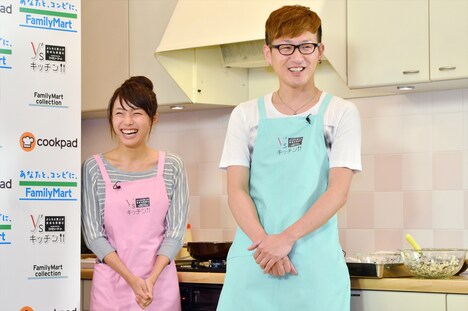 ロバート馬場（右）と、フードコーディネーターの北嶋佳奈（左）。