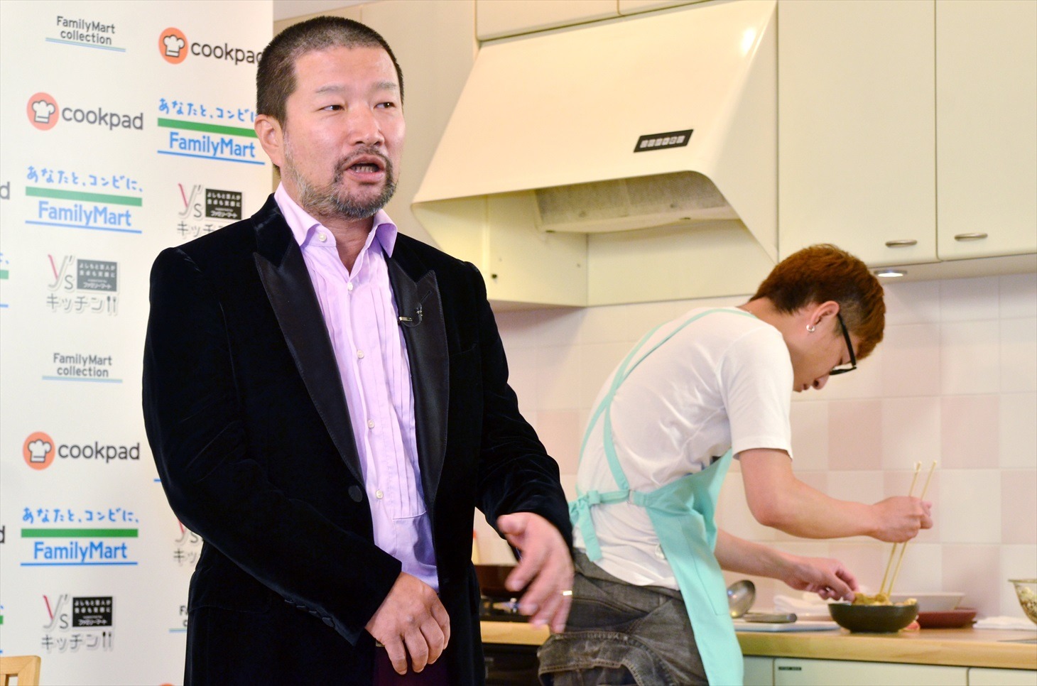 木村祐一（左）と、調理に勤しむロバート馬場（右）。