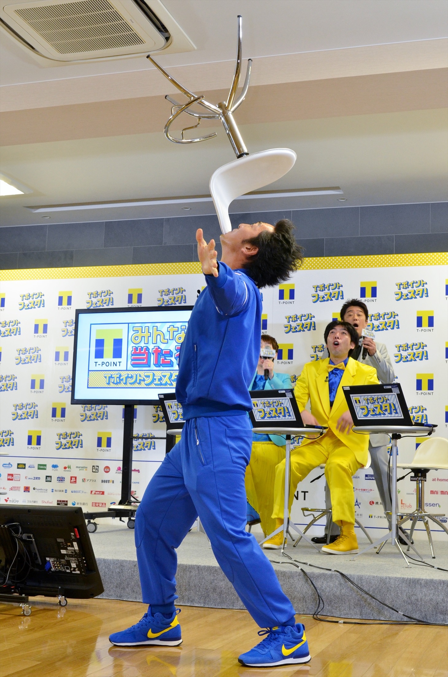 トラブル対応の時間をつなぐため、急遽あごに椅子を乗せる曲芸に挑戦し、成功させるテツandトモ・テツ。