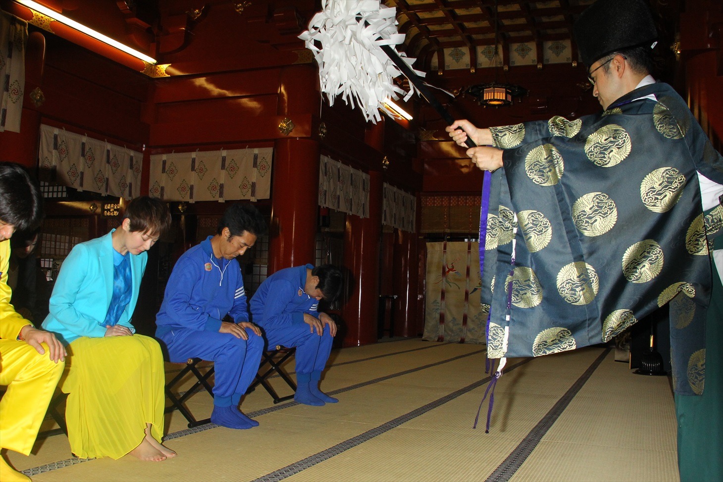 「芸人としてもう一度当てたい」という願いから祈祷を受ける出演者たち。