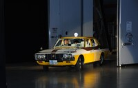 「選TAXI」に乗って登場したバカリズムと竹野内豊。