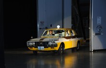 「選TAXI」に乗って登場したバカリズムと竹野内豊。