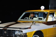 「選TAXI」に乗って登場したバカリズムと竹野内豊。