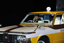 「選TAXI」に乗って登場したバカリズムと竹野内豊。