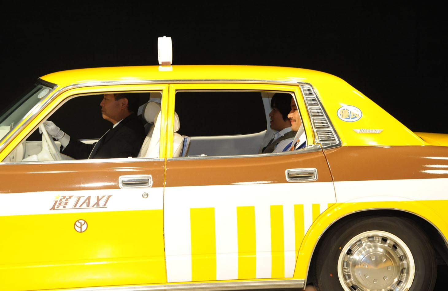 「選TAXI」に乗って登場したバカリズムと竹野内豊。