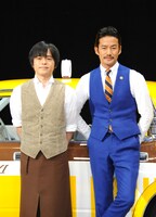 「素敵な選TAXI」脚本のバカリズムと、主演の竹野内豊。