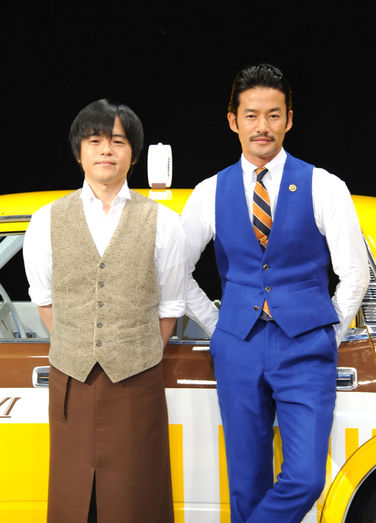 「素敵な選TAXI」脚本のバカリズムと、主演の竹野内豊。