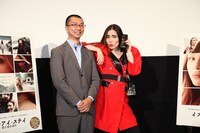 （左から）「涙活」プロデューサー・寺井広樹、平野ノラ。