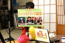 バターぬりえ、ハリウッドザコシショウ、ザ☆忍者のファイナルラウンド進出者3組を掲げるレフト藤井。