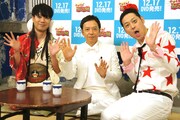 「あらびき団 presents あら-1グランプリ2014」の生配信に出演したライト東野こと東野幸治（右）、レフト藤井こと藤井隆（左）、ゲストの板尾創路（中央）。