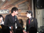 シャッター音が鳴り響いた大前と酒井のにらみ合い。