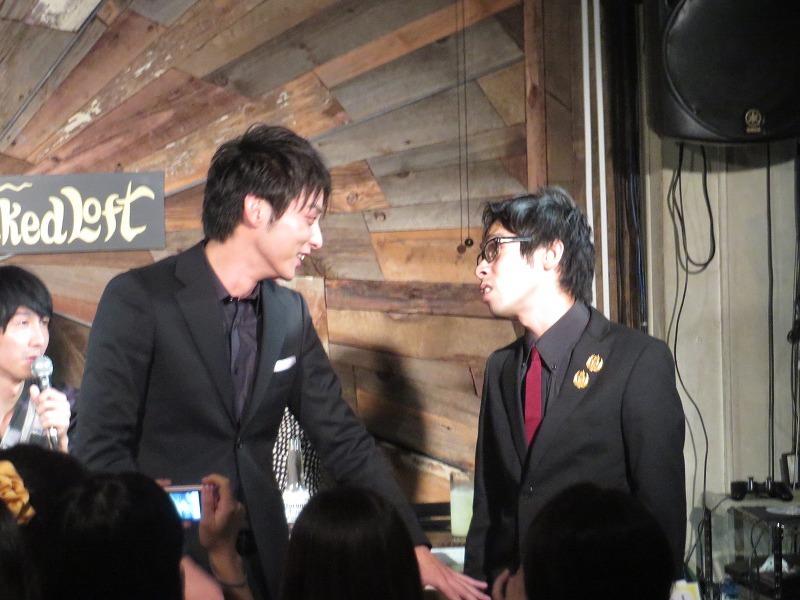 シャッター音が鳴り響いた大前と酒井のにらみ合い。