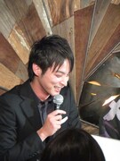 アンケートで「カッコよすぎてネタに集中できない」と褒められた大前。