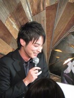 アンケートで「カッコよすぎてネタに集中できない」と褒められた大前。