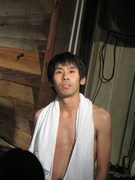 友人に悩みを打ち明ける演技の酒井。