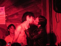 お決まりのキス。