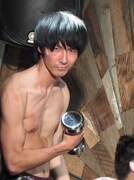 友達のダンベルと決めポーズをとる三福。