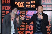 「FOX『ウォーキング・デッド』の館 ～ゾンビか生還か!? 生き延びて脱出せよ～”」を体験した品川庄司。