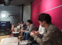 ほかのメンバーの副音声を聞いているメンバーたち。