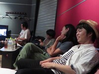 ほかのメンバーの副音声を聞いているメンバーたち。