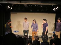 「語らせろ！」システムについて初参加の馬場、和賀、大和に説明する酒井。