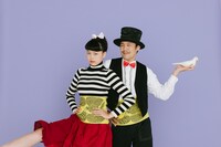 福田利之デザインのほぼ日ハラマキ「鳩のポケット」のモデルを務める佐久間一行（右）。