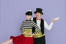 福田利之デザインのほぼ日ハラマキ「鳩のポケット」のモデルを務める佐久間一行（右）。