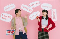 塩川いづみデザインのほぼ日ハラマキ「LUCKY ME！」のモデルを務める佐久間一行（左）。
