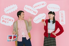 塩川いづみデザインのほぼ日ハラマキ「LUCKY ME！」のモデルを務める佐久間一行（左）。