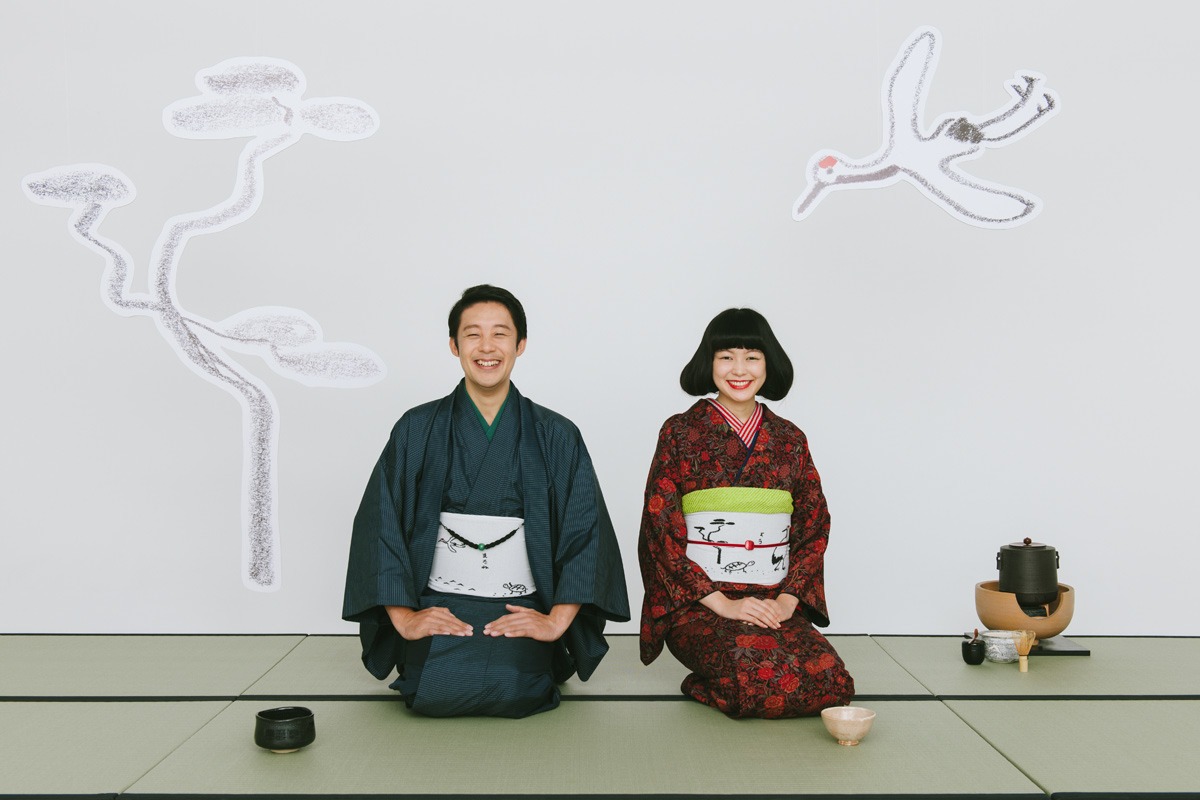「ほぼ日ハラマキ2014冬」のモデルを務める佐久間一行（左）。絵柄は南伸坊デザイン「つるくんかめくん」。