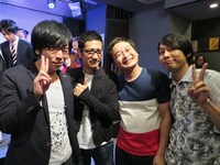 MCのアンタッチャブル柴田（左から2番目）と鬼ヶ島。