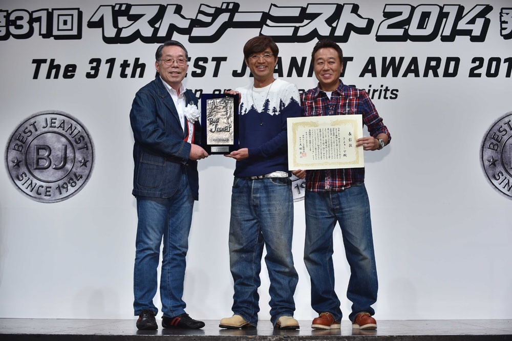 ベストジーニスト賞を受賞したさまぁ～ず（右から2人）。
