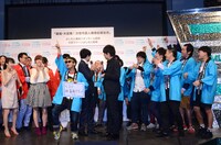 盛り上がる「よしもと幕張イオンモール劇場」チーム。