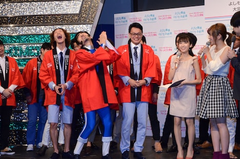 GAG少年楽団・福井扮するヨイショマンは、会見中何でもヨイショして盛り上げた。