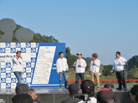 「早く言って！」と急かすメンバーたち。