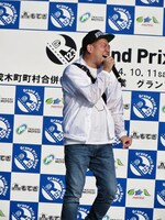 パレードあるあるを歌うRG。