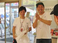 RGツーリングクラブのウィンドブレーカーをもらう中野真矢。